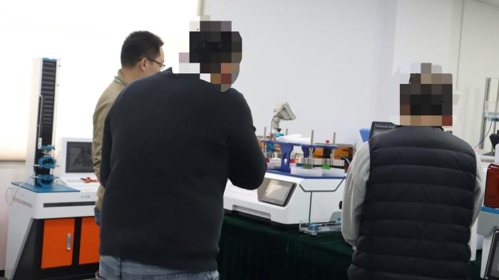 3efa5c8827439e4432a9258f2deb286.jpg 湿度测试工装与主动式模拟肺系统:XX公司赴上海程斯进行技术交流