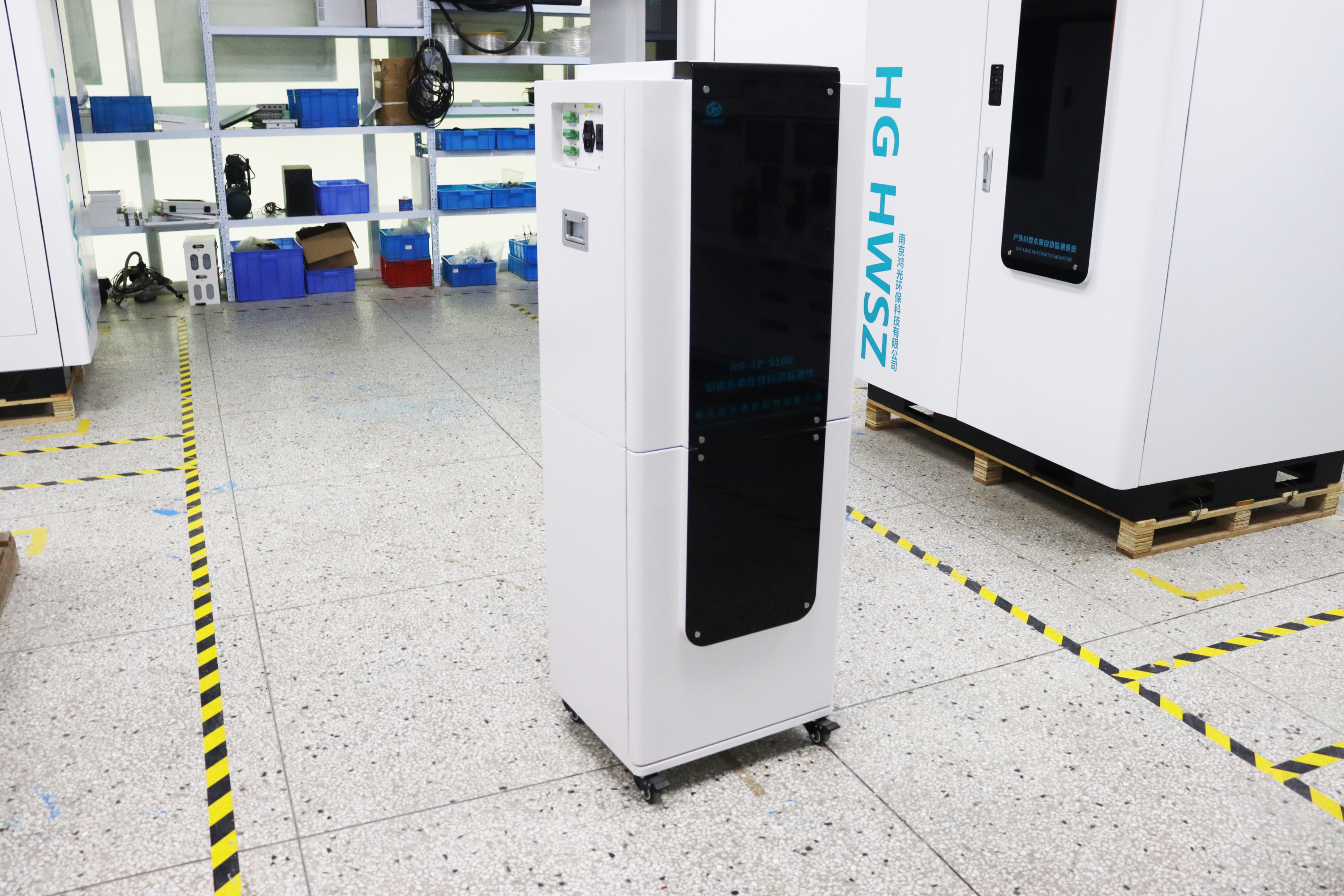 在切換參數后，我是否需要對全自動水質分析儀進行預熱？ 在水質監測工作中，由于其高效和準確的特點，全自動水質分析儀在各種水質檢測場景中得到了廣泛應用，成為保障水質安全的重要設備。許多操作人員在使用過程中可能會遇到一個常見的問題：全自動水質分析儀在切換參數后是否需要再次預熱？實際上，答案并非絕對的。這需要根據參數類型、儀器狀態和檢測精度要求進行綜合判斷，并且科學的操作可以確保檢測數據的準確性和可靠性。 全自動水質分析儀的預熱核心功能是穩定儀器內部的檢測模塊、電路系統和試劑反應環境，避免因溫度波動和部件準備情況導致的檢測偏差。通常情況下，對于相同類型的參數切換，無需再次預熱。例如，從檢測氨氮參數切換到檢測總氮參數（這兩者都屬于氮的檢測范疇），無需對儀器的核心檢測模塊進行重大調整。只需完成參數校準即可直接進行檢測，無需再次進行長時間預熱。 但如果要切換不同類型的參數，尤其是從光學檢測參數切換到電化學檢測參數，建議進行短期預熱。例如，從濁度檢測切換到 pH 檢測會導致儀器內部光學組件和電化學電極的工作原理產生顯著差異。在切換后，進行短暫的預熱時間（通常為 5 至 10 分鐘）可以使電極和電路系統迅速適應新參數的檢測要求，減少數據漂移，并確保檢測精度。此外，如果全自動水質分析儀在關閉超過 30 分鐘后重新啟動，無論參數類型是否相同，都建議再次預熱。長時間關閉后，儀器內部的溫度和組件狀態會發生變化。再次預熱可以將儀器恢復到穩定的工作狀態，避免因組件未達到工作標準而導致檢測數據失真。同時，預熱后還需要進行簡單的校準，以進一步確保參數切換后的檢測準確性。 總之，全自動水質分析儀在參數切換后是否需要再次預熱，需要根據實際情況靈活判斷，核心在于確保檢測數據的準確性。合理控制預熱過程不僅可以提高檢測效率，還能延長儀器的使用壽命。在日常操作中，操作人員可以根據儀器說明以及參數類型和停機時間，科學地操作全自動水質分析儀，從而充分發揮檢測效率，并為水質監測工作提供可靠的數據支持。